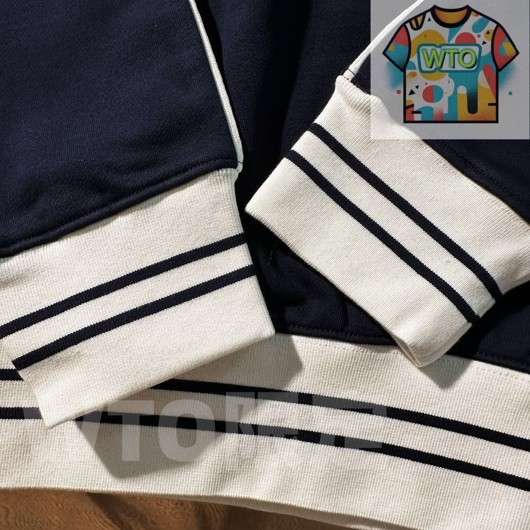 アルファベット刺繍ロゴの丸首フード付き長袖セーター