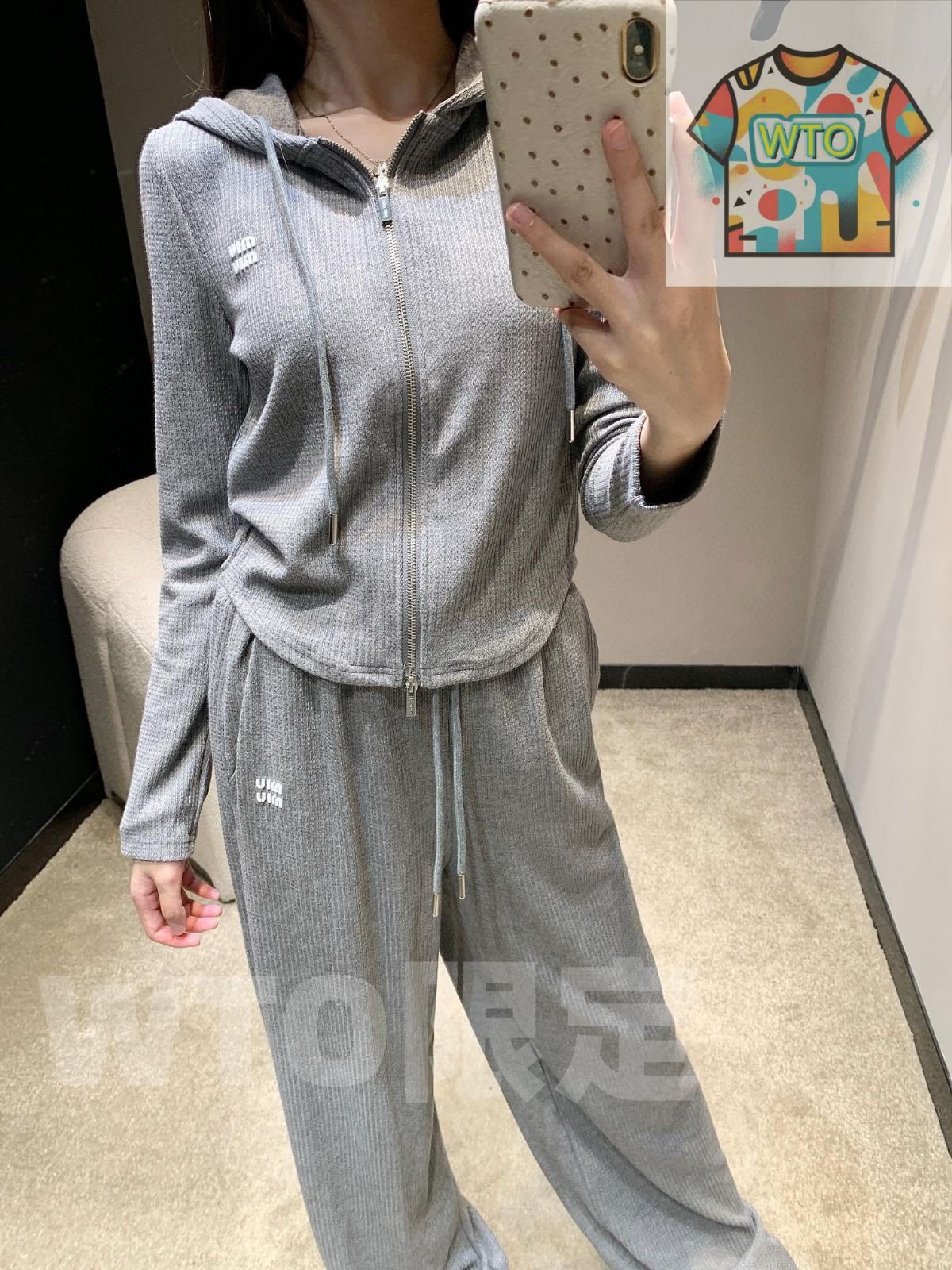 ミュウミュウ Miumiu アルファベット入り連帽ダブルヘッドファスナージャケットとゴムウエストのレジャー用長パンツのセット -WTO輸入1