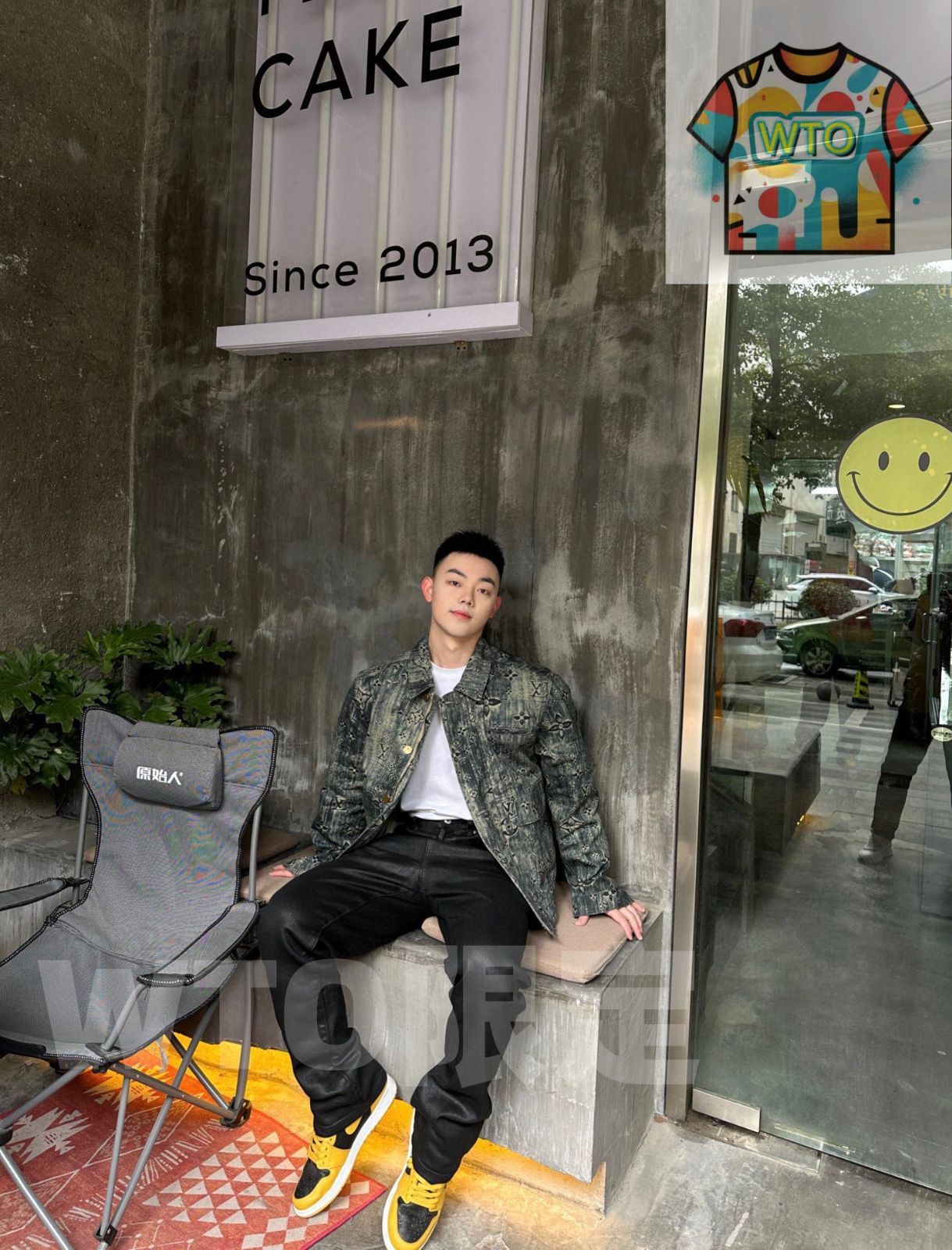 の満遍なくプリントされたモノグラム柄のジーンズジャケット