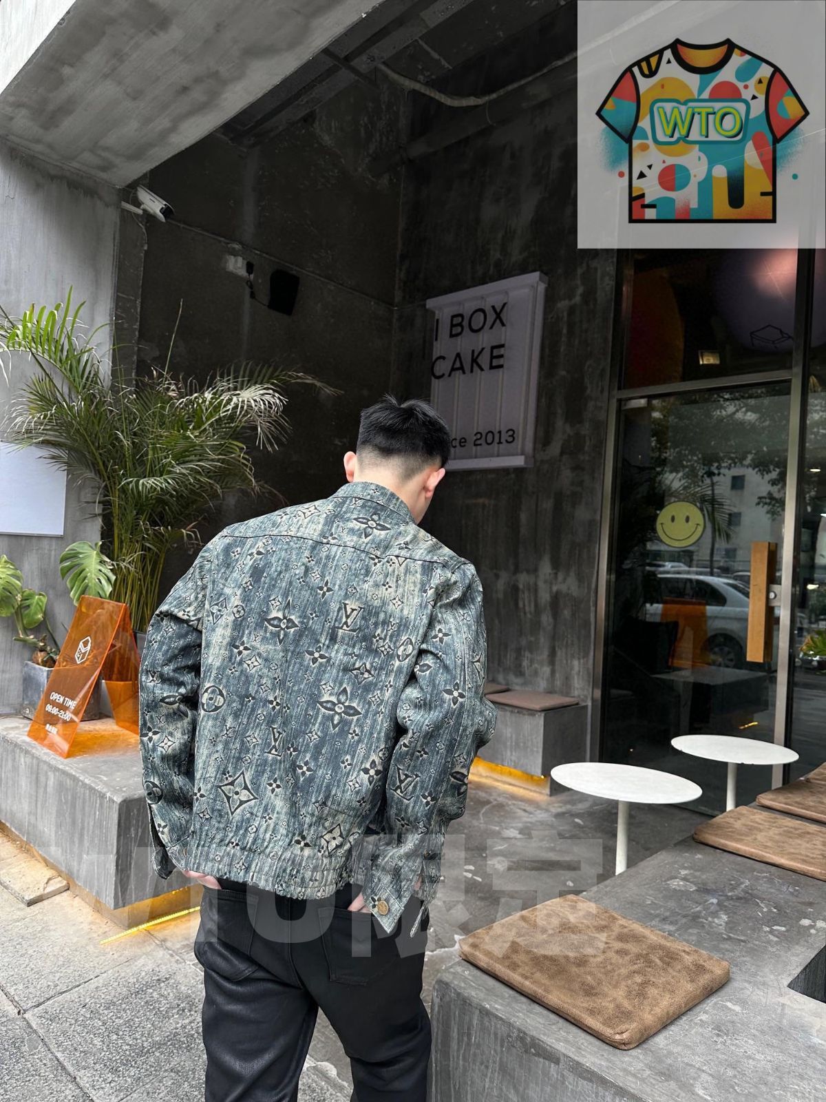  ルイ ヴィトン LV の満遍なくプリントされたモノグラム柄のジーンズジャケット WTO輸入1 Tシャツ アパレル キャラクターグッズ