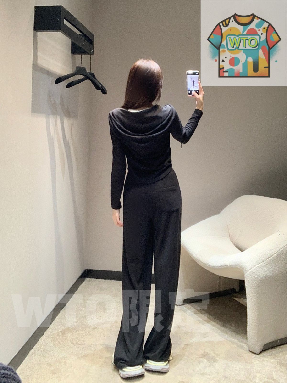 アルファベット入りフード付きダブルヘッドジップアウターとゴムウエストのレジャー長パンツのセット