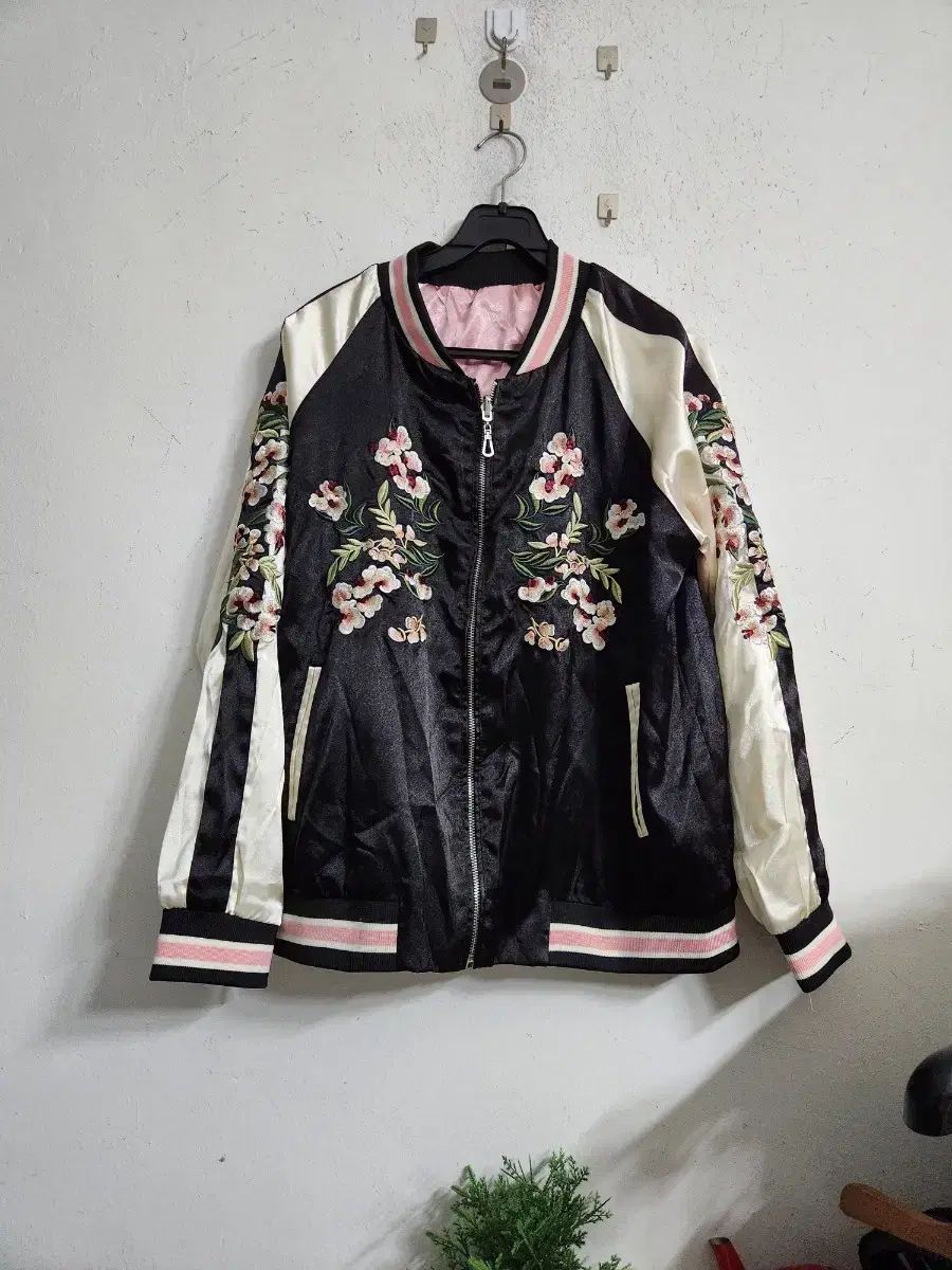 花柄刺繍 ブラック ブルゾン ジャケット - メルカリ