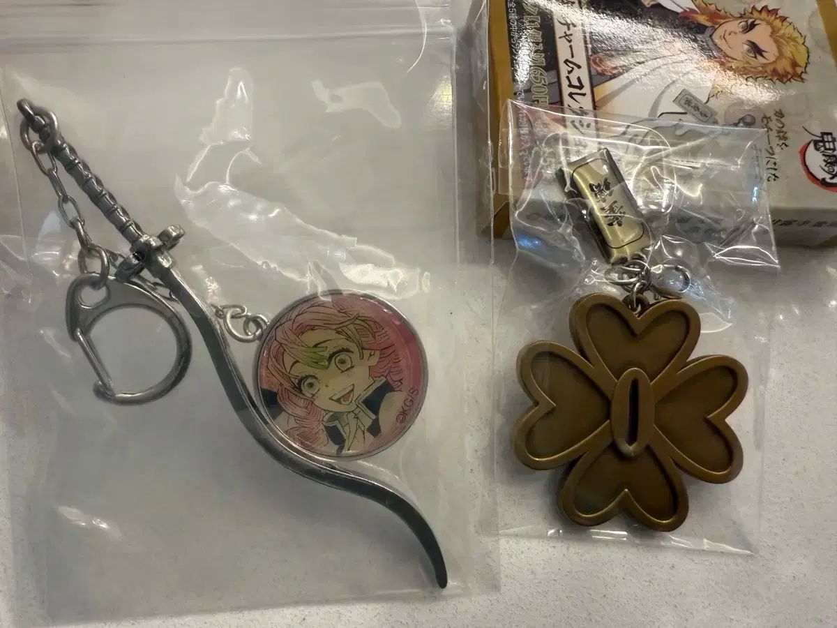 鬼滅の刃 日輪刀チャーム メタルキーホルダー 鍔 メタルキーホルダー 甘露寺蜜璃 JUMP SHOP 鬼滅の刃