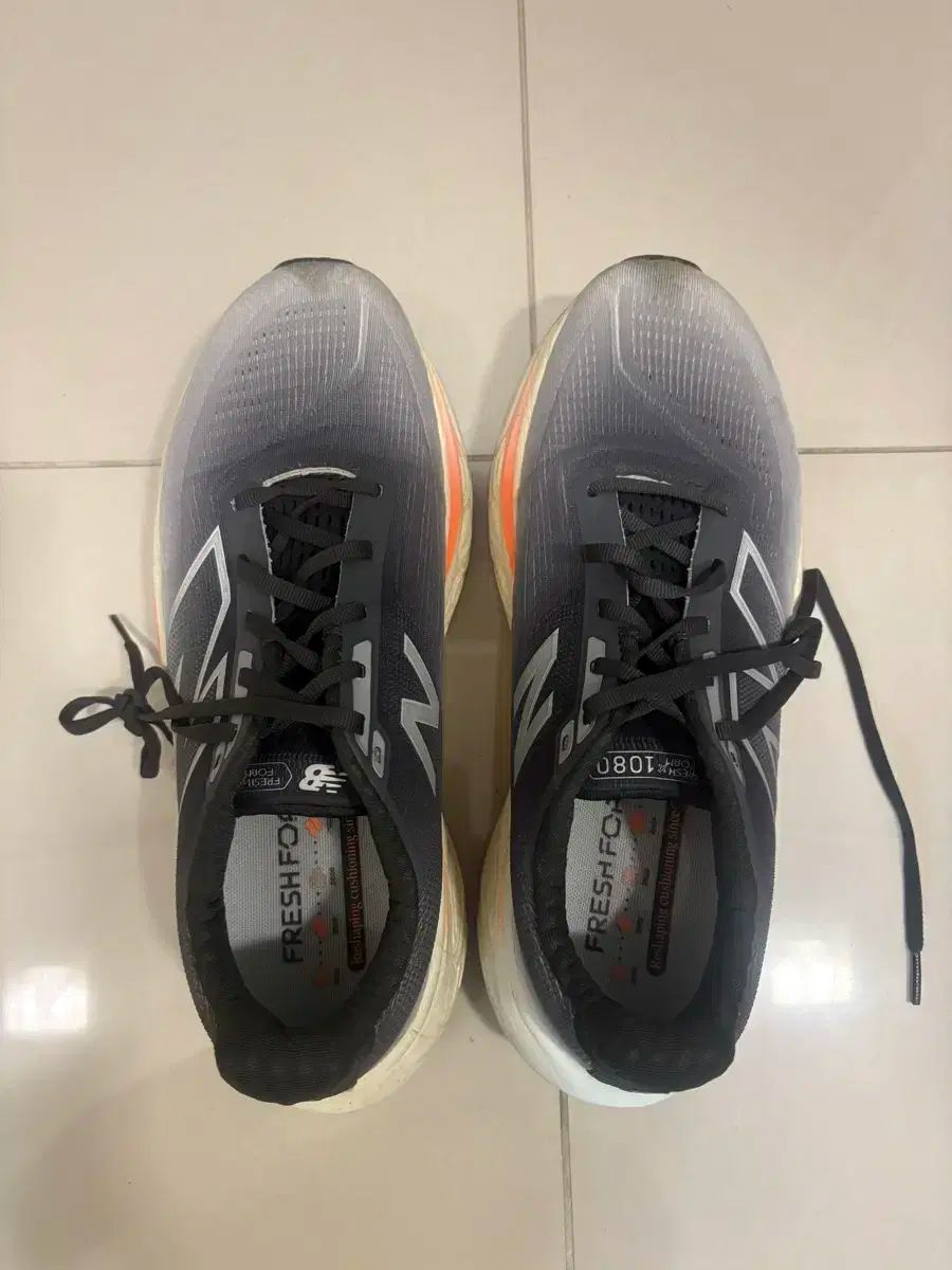 ニューバランス 1080v14 2E ワイド 28.5 サイズ