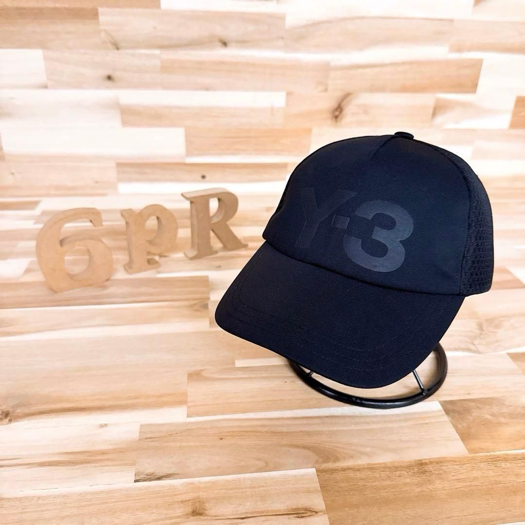 ワイスリー 型押しロゴ トラッカー メッシュキャップ 黒ブラック