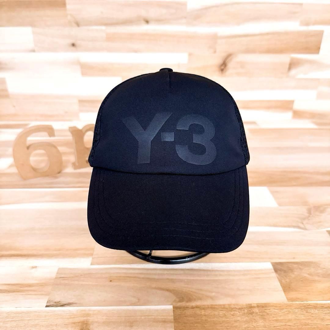 ワイスリー 型押しロゴ トラッカー メッシュキャップ 黒ブラック