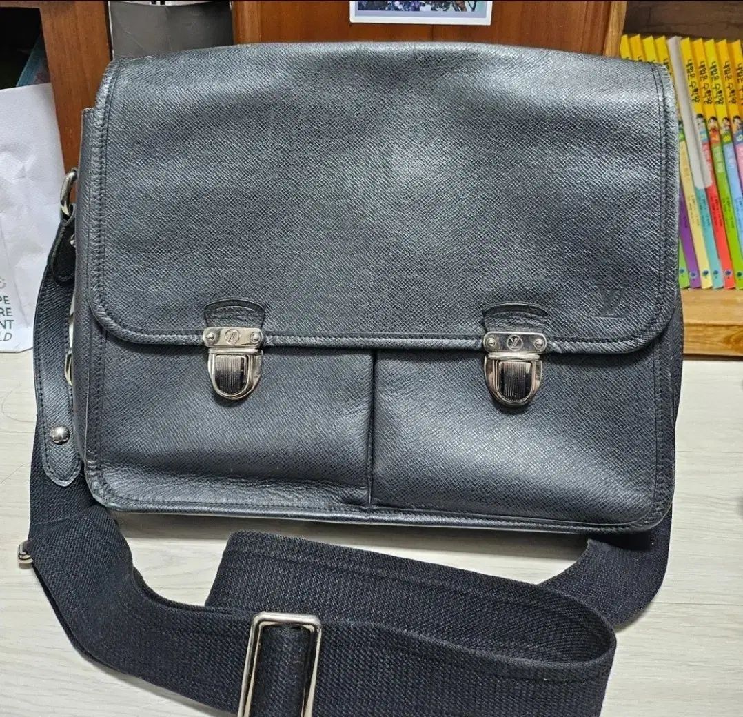 ルイヴィトン タイガ クロスバック メンズ バッグ