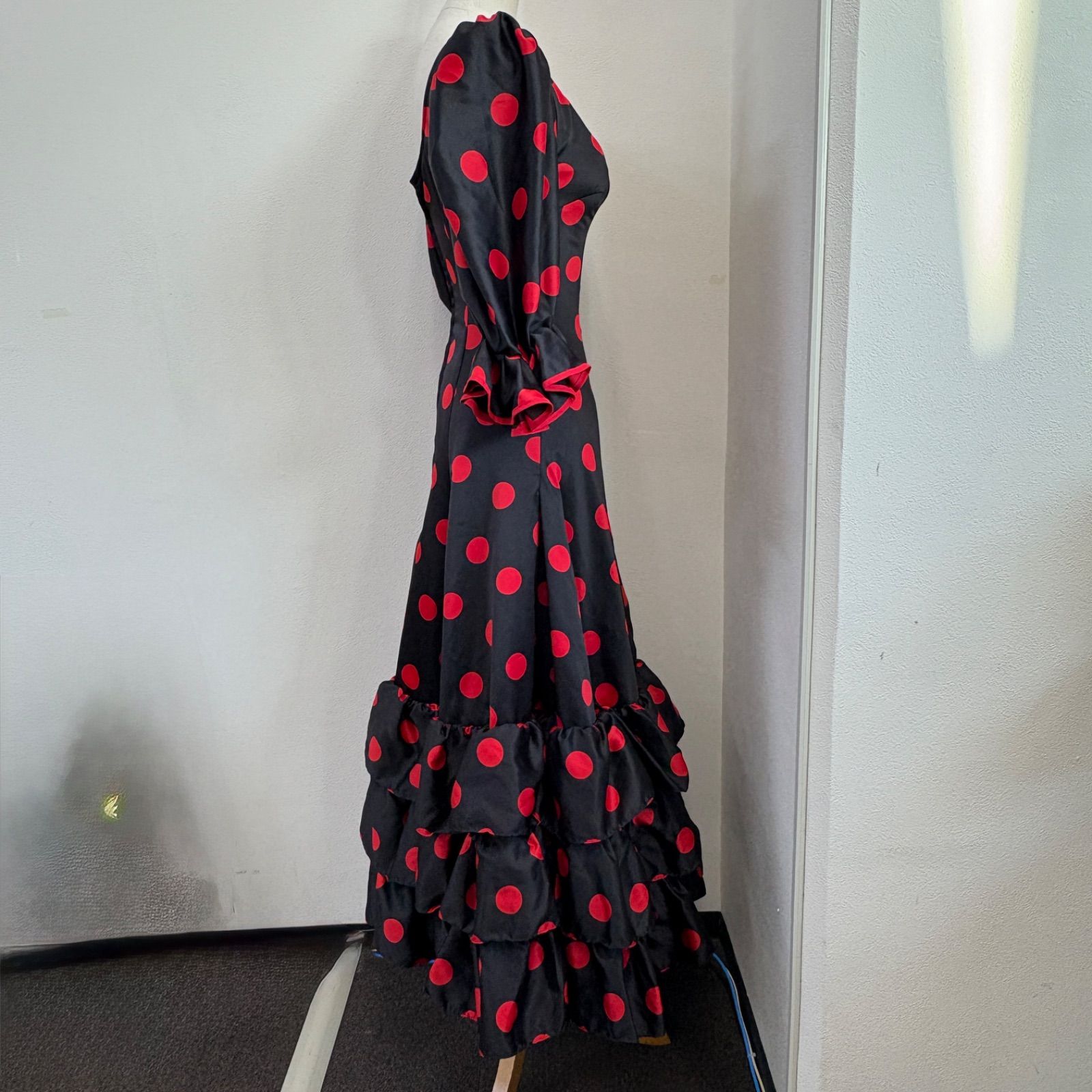 フラメンコ衣装 ドレス フリル 赤 黒 ドット 七分袖 パット付き パフスリーブ