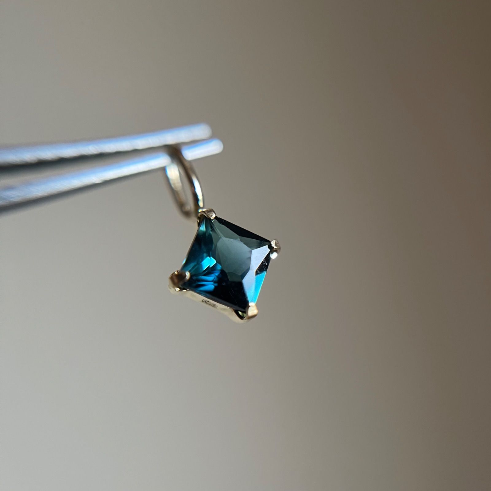 K18 天然石インディゴライト スクエアペンダントトップ チャーム 希少