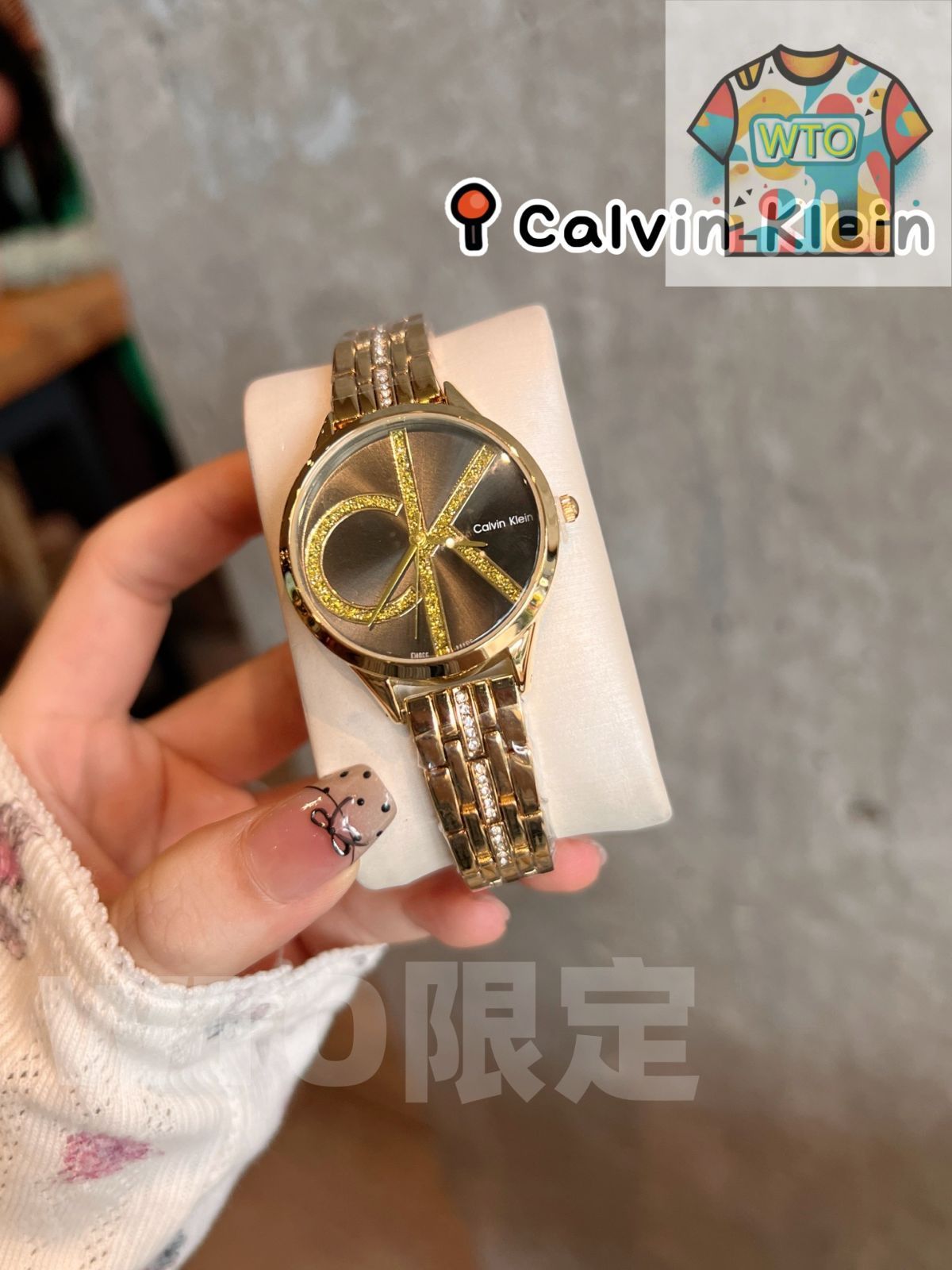 クライン ブレスレット型バンドを特徴とする