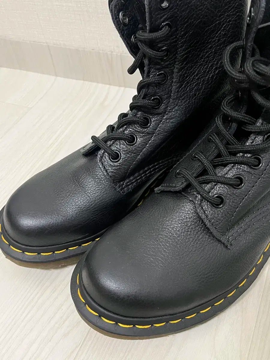 DR. MARTENS