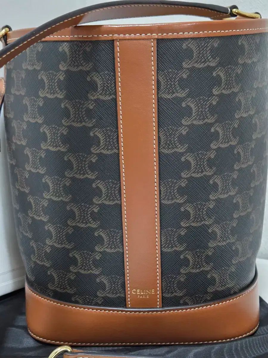 セリーヌ トリオンフ バケットバッグ Tan Small Size