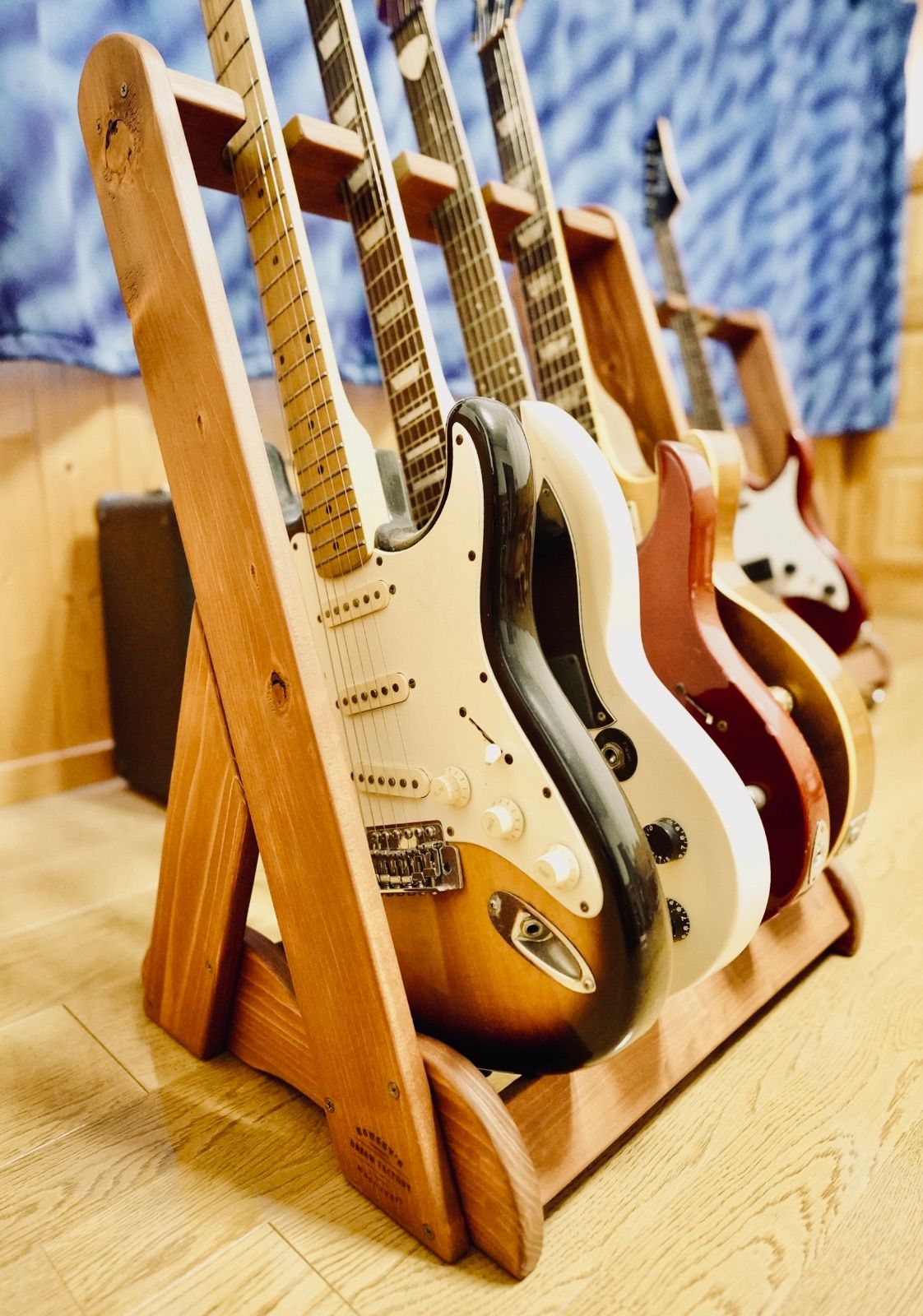 24時間以内に発送 手作り木工 木製ギタースタンド 保護剤仕上げ ４本掛け