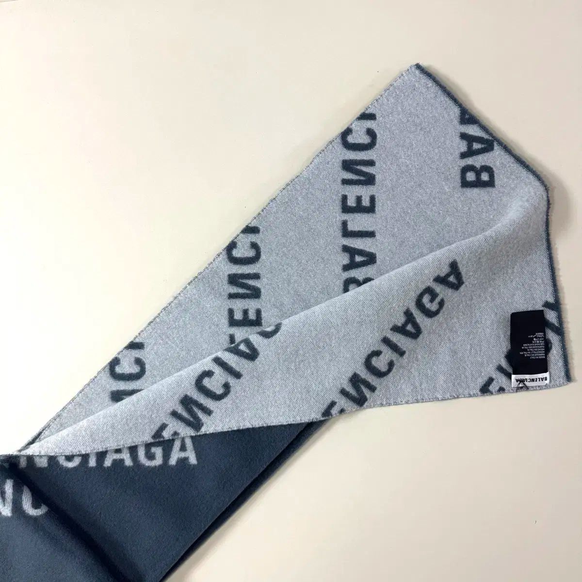 バレンシアガ マルチロゴ マフラー