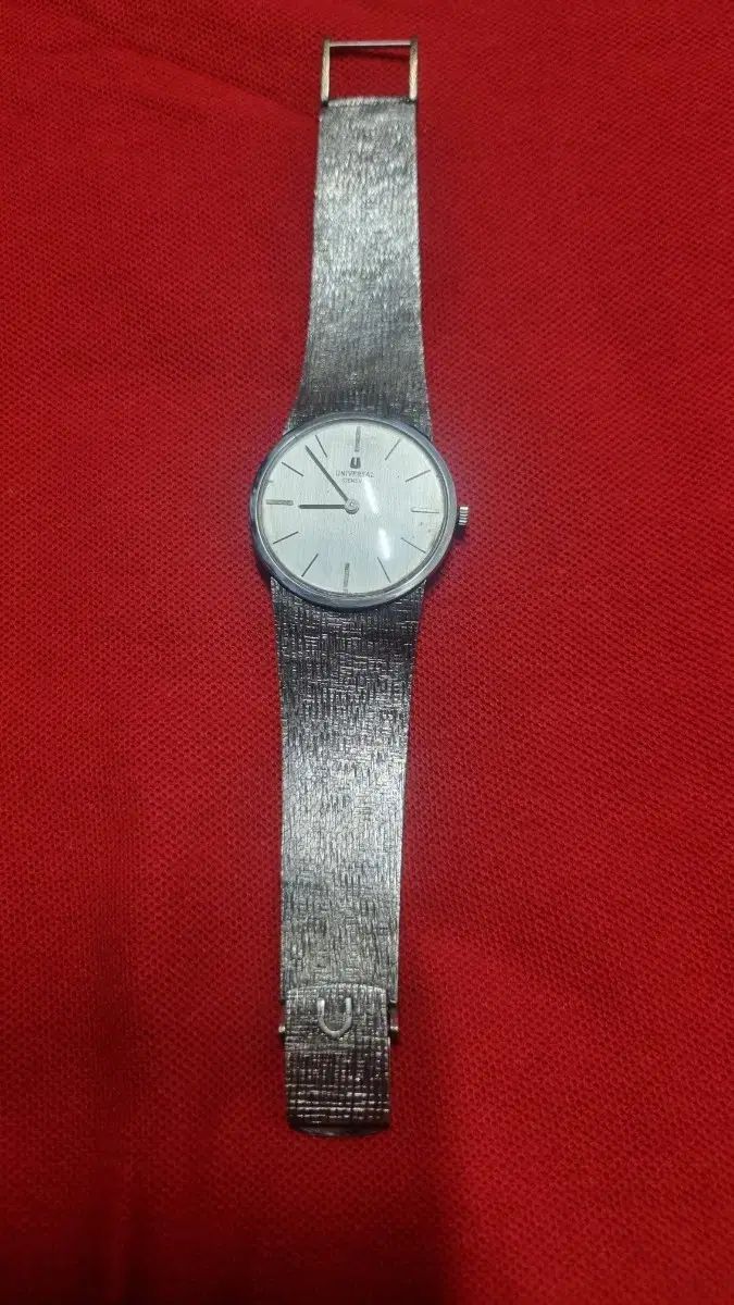 ユニバーサル ジェネバ