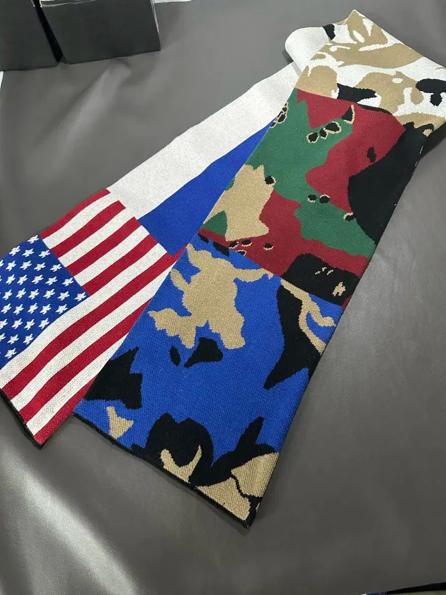 ゴーシャラブチンスキー マフラー