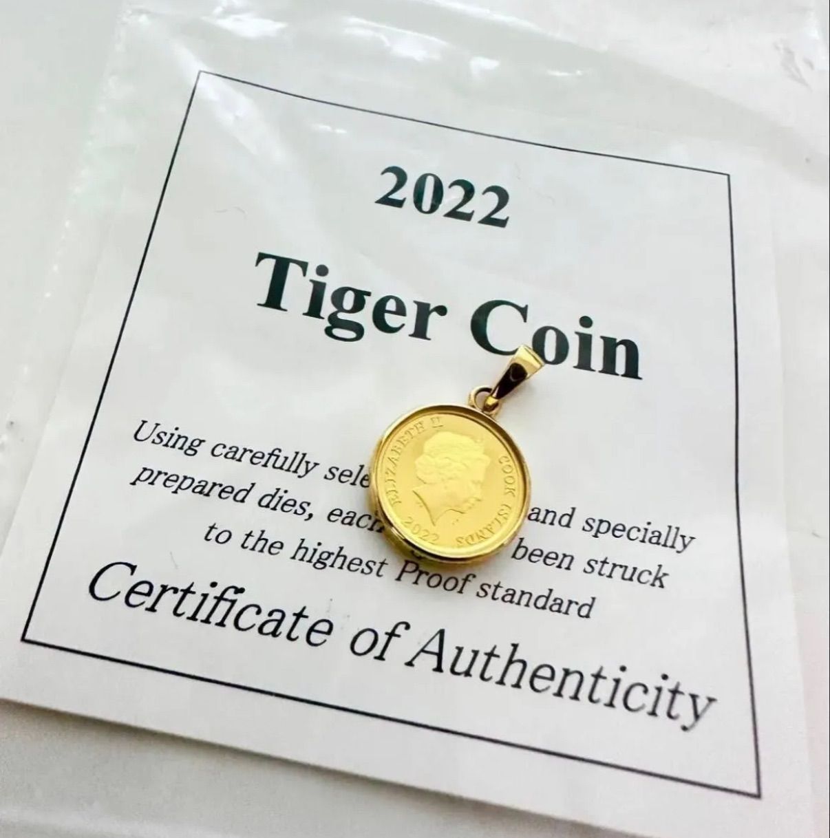 2022年エリザベスコインペンダントトップ タイガーコインペンダント コインK24 ペンダント枠K18 イエローゴールド K18枠 ペンダントトップ  純金マン島 コイン 1/25オンス レディース 中古 [質イコー] 中古】 K24 K18 コインペンダント マン島 キャット 1/5オンス 1994  ...