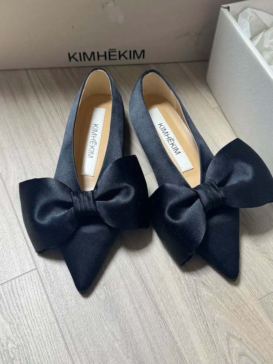 キムヘキム ブラック リボン フラット