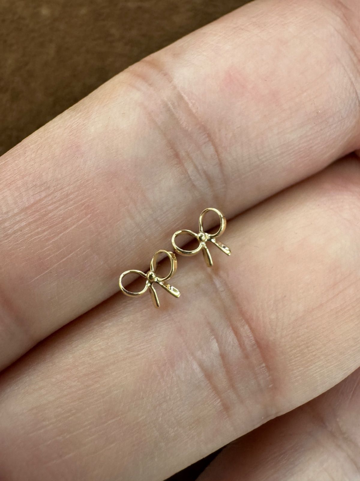 K 18リボンピアス 18金 大人 つけっぱなし 華奢アクセ