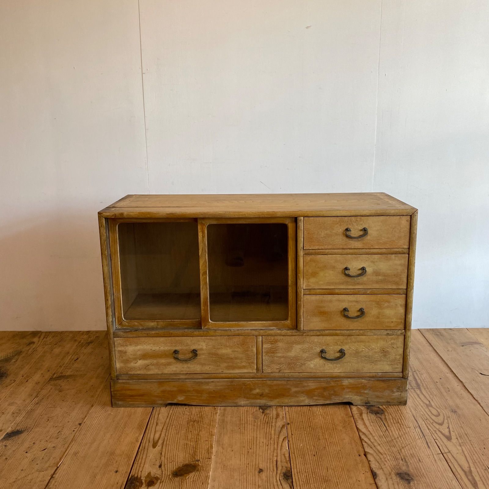 古いガラス戸棚×木製小引き出し3杯　食器棚　昭和レトロ　タンス　古家具　古民家 古いガラス戸棚×木製小引き出し3杯 食器棚 昭和レトロ タンス 古家具