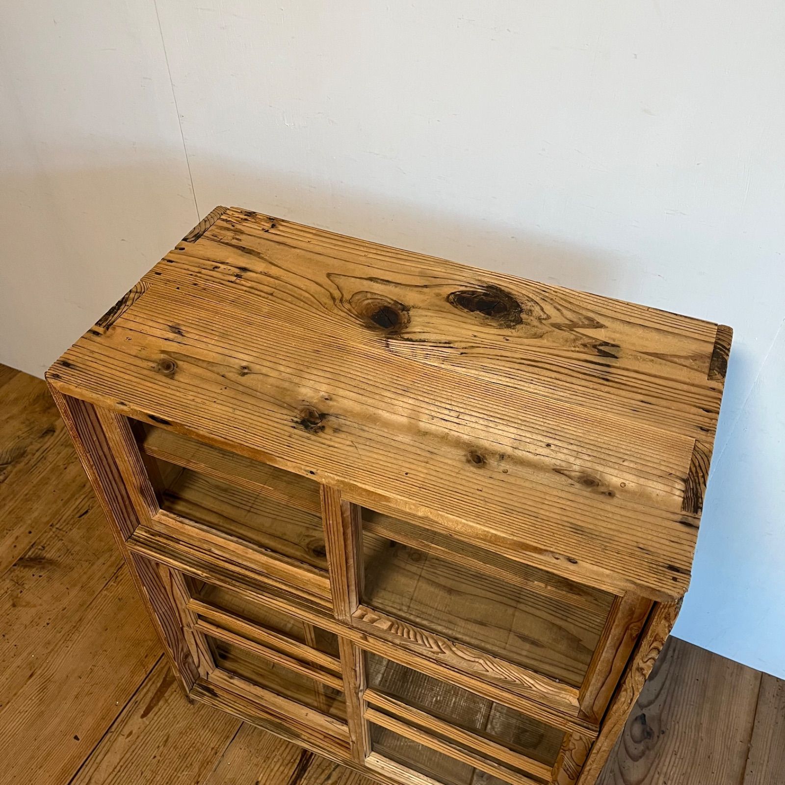 古い木枠のモールガラス戸棚　収納棚　食器棚　キャビネット　古家具 古い木枠のモールガラス戸棚 収納棚 食器棚 本棚 キャビネット 古家具