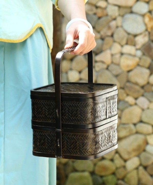 自然素材にこだわったかご 竹 かご ハンドル付き 二段 重箱 四角 漆塗り 手作り 行楽弁当箱 竹籠 バスケット手提げ アウトドア 竹かご ピクニックランチボックス お正月 迎春 花見 竹細工 和風収納 小物収納 茶道具