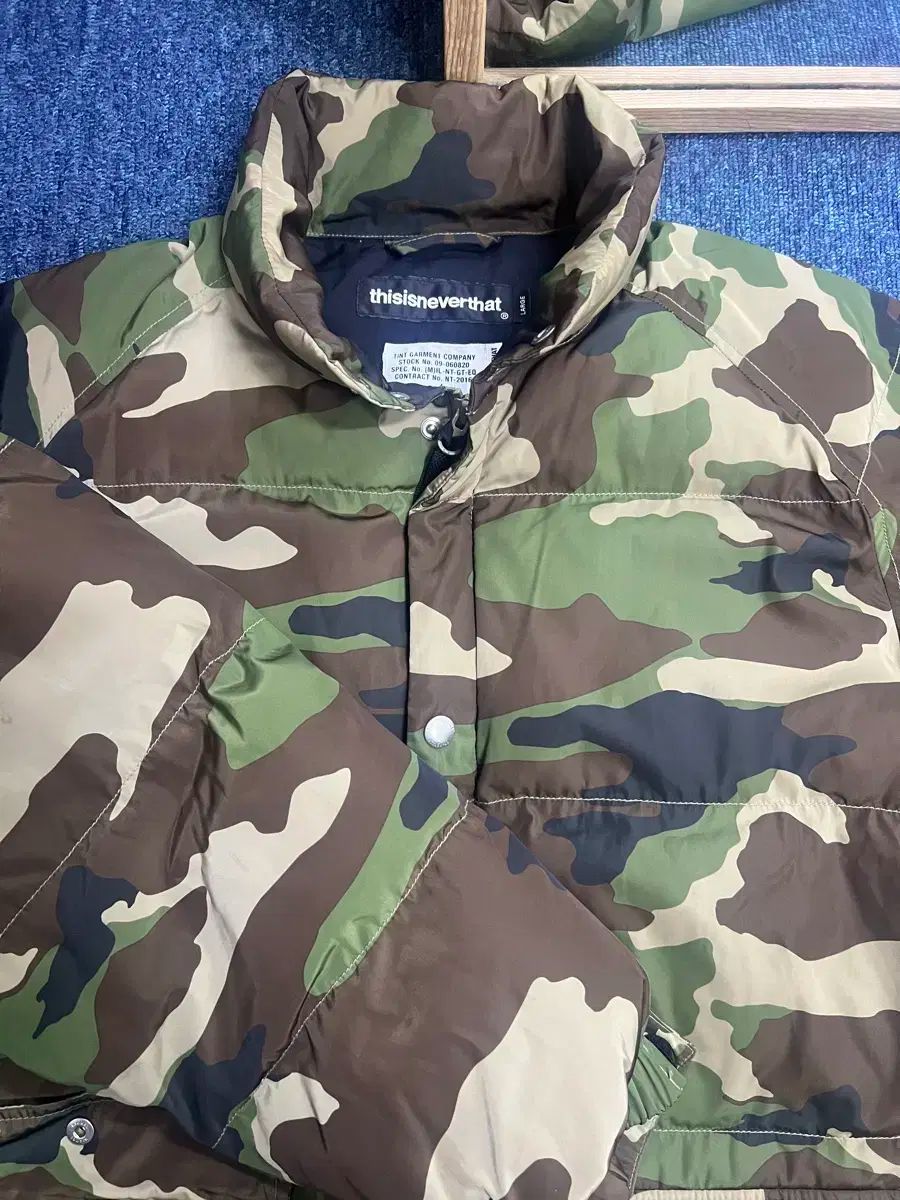ディスイズネバーザット カモ ダウン Lサイズ