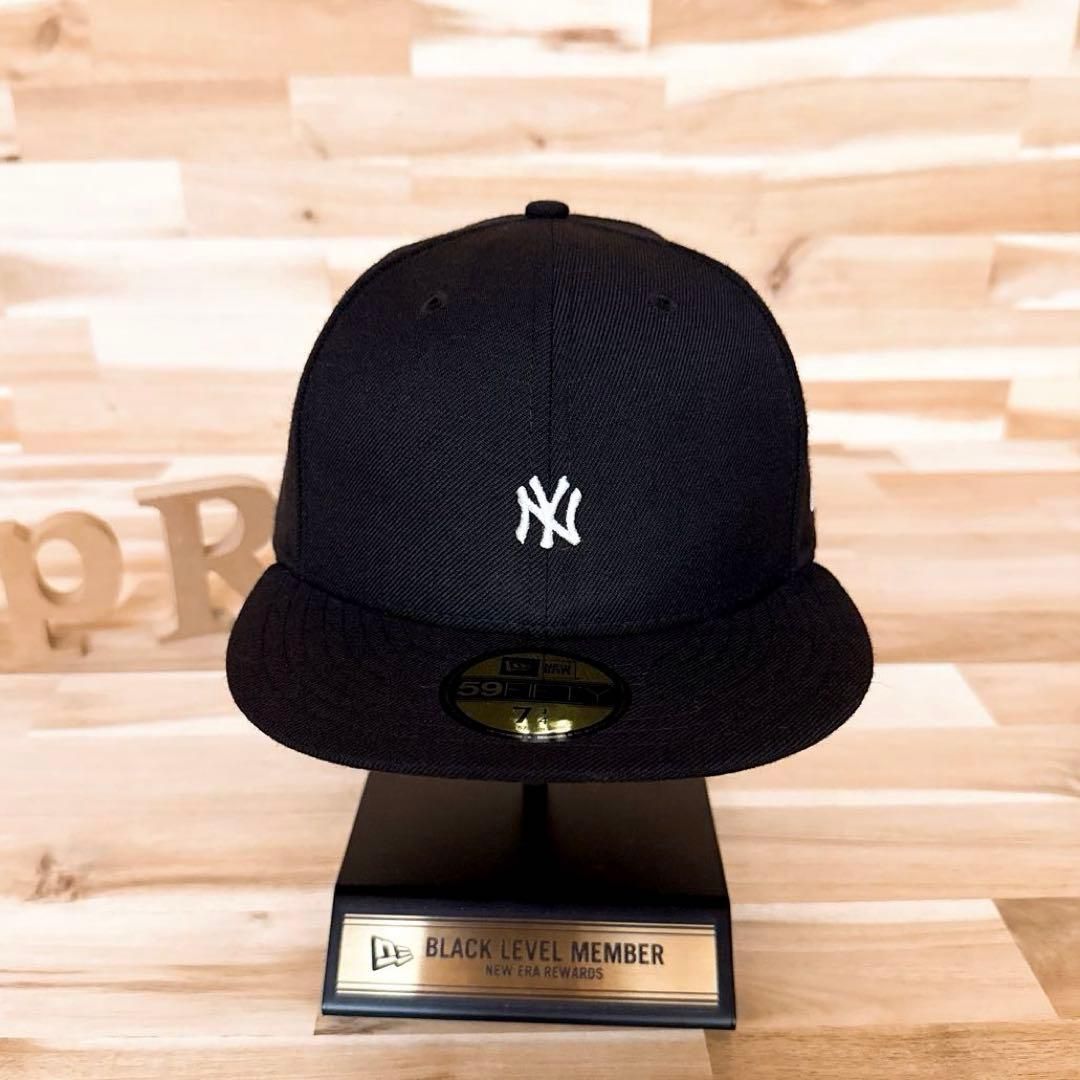 ニューエラ×ヤンキース ミニマル NY刺繍ロゴ キャップ モノトーン 黒×白