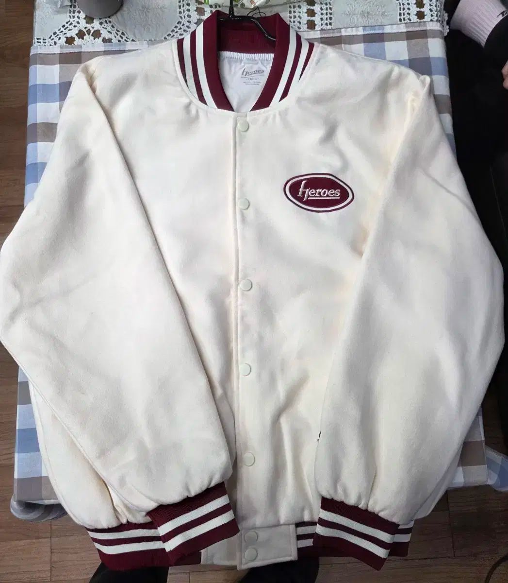 バスト100 KIWOOM HEROES キウム ヒーローズ スタジャン ジャケットです