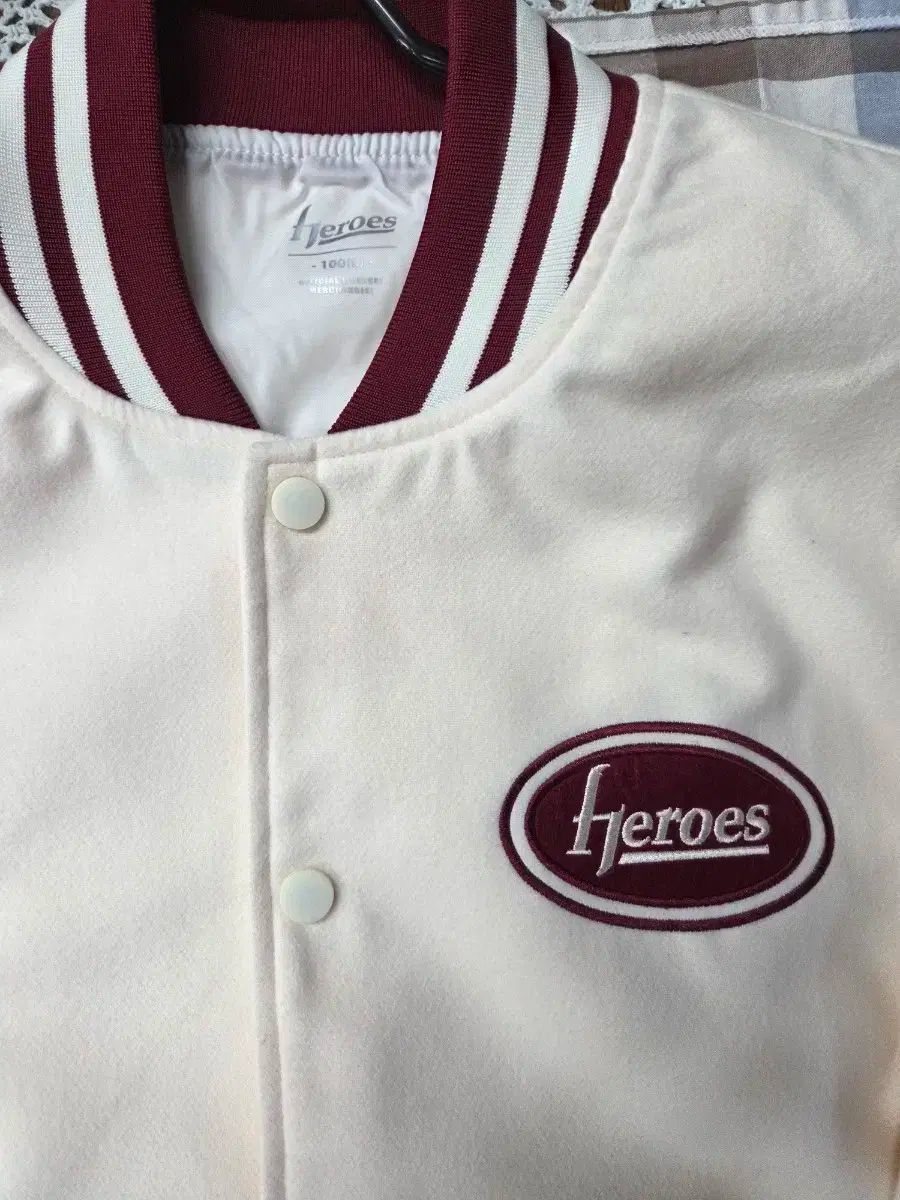 バスト100 KIWOOM HEROES キウム ヒーローズ スタジャン ジャケットです