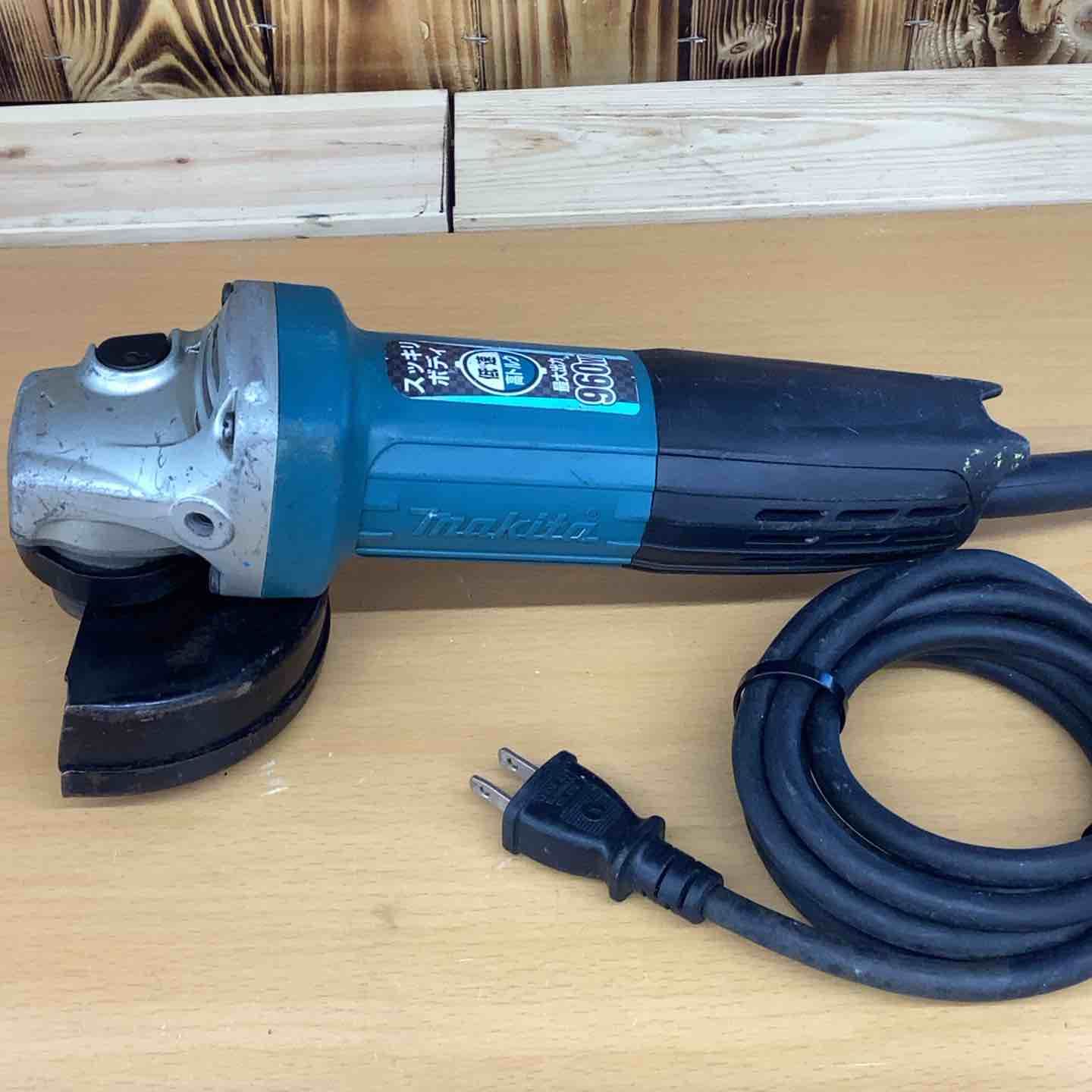 マキタ makita 100mmディスクグラインダ GA4032 DIY 鉄筋 アングル材 仕上げ磨き 建築 石材 加工 コンクリート ブロック レンガ タイル 研磨 ガラス 断面磨き 加工 越谷店