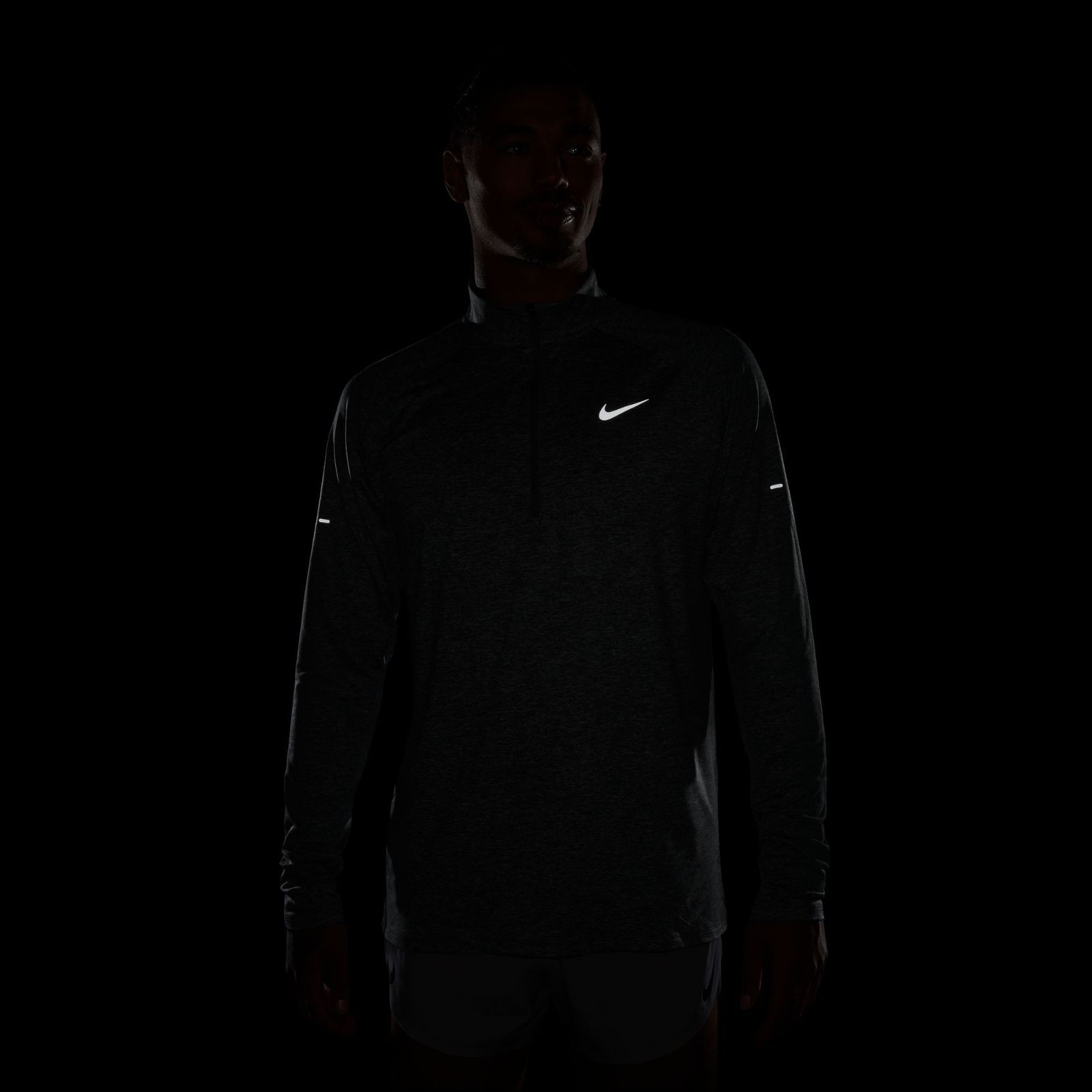  NIKE ナイキ メンズ Dri-FIT 1 4ジップ ランニングトップ 長袖 ハーフジップ 通気 速乾 リフレクト 再帰反射 UVA UVB保護 HV 2181 084 グレー トップス(ジャージ以外) ウォーキング ランニングウェア