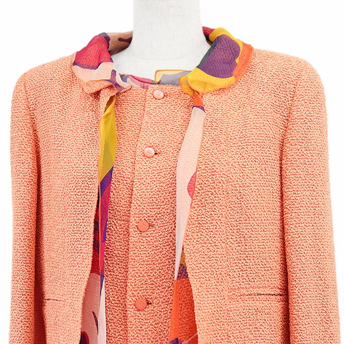 CHANEL シャネル アンサンブル 00T P15635 ツイード ショートレングス ジャケット ベスト ノースリーブ トップス オープンフロント COCOマーク ボタン シルクシフォン ライニング セットアップ レディース 40 ピーチオレンジ 仏製