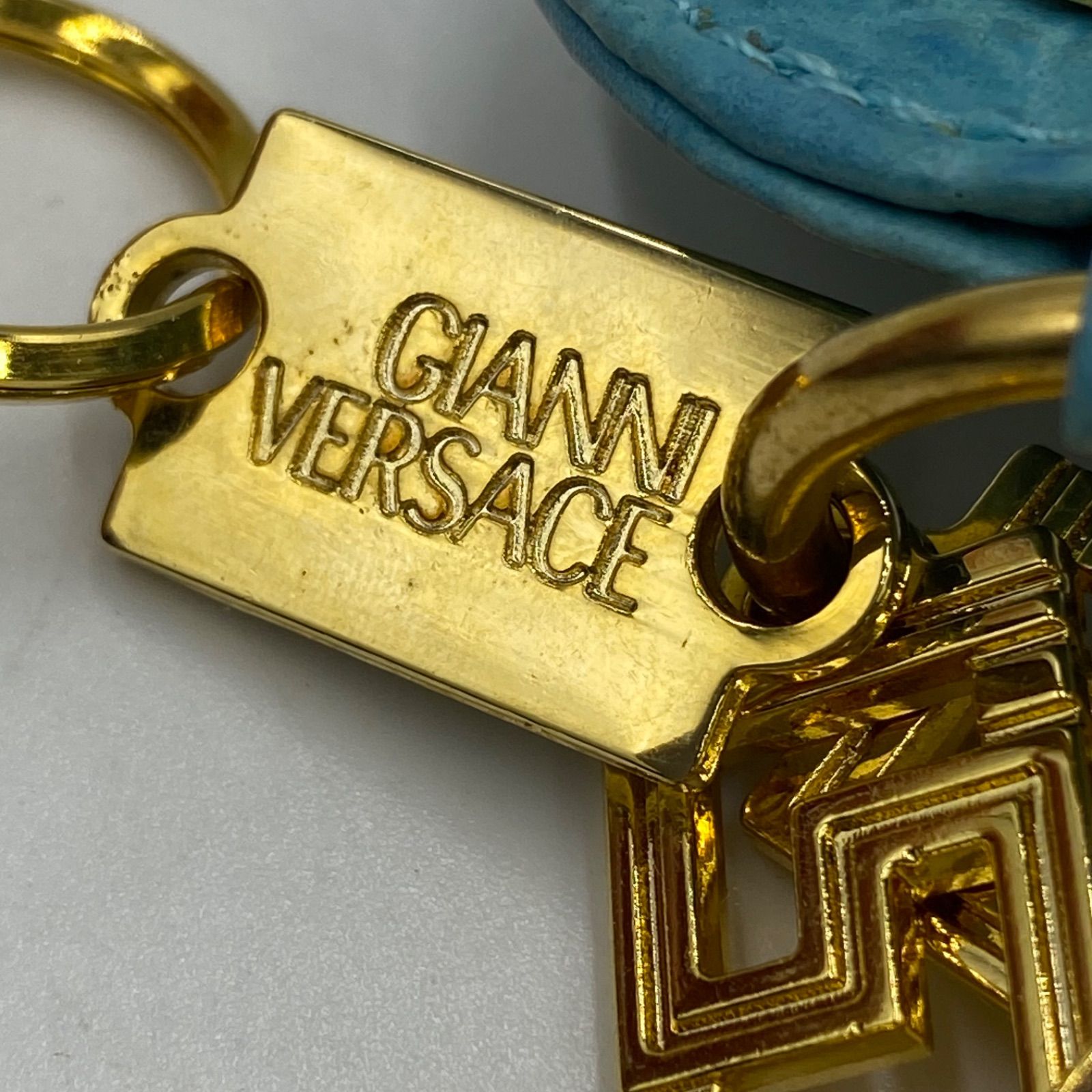美品　ジャンニヴェルサーチェ　キーホルダー　ゴールド　箱付き 極上美品 GIANNI VERSACE ジャンニヴェルサーチ ヴェルサーチェ
