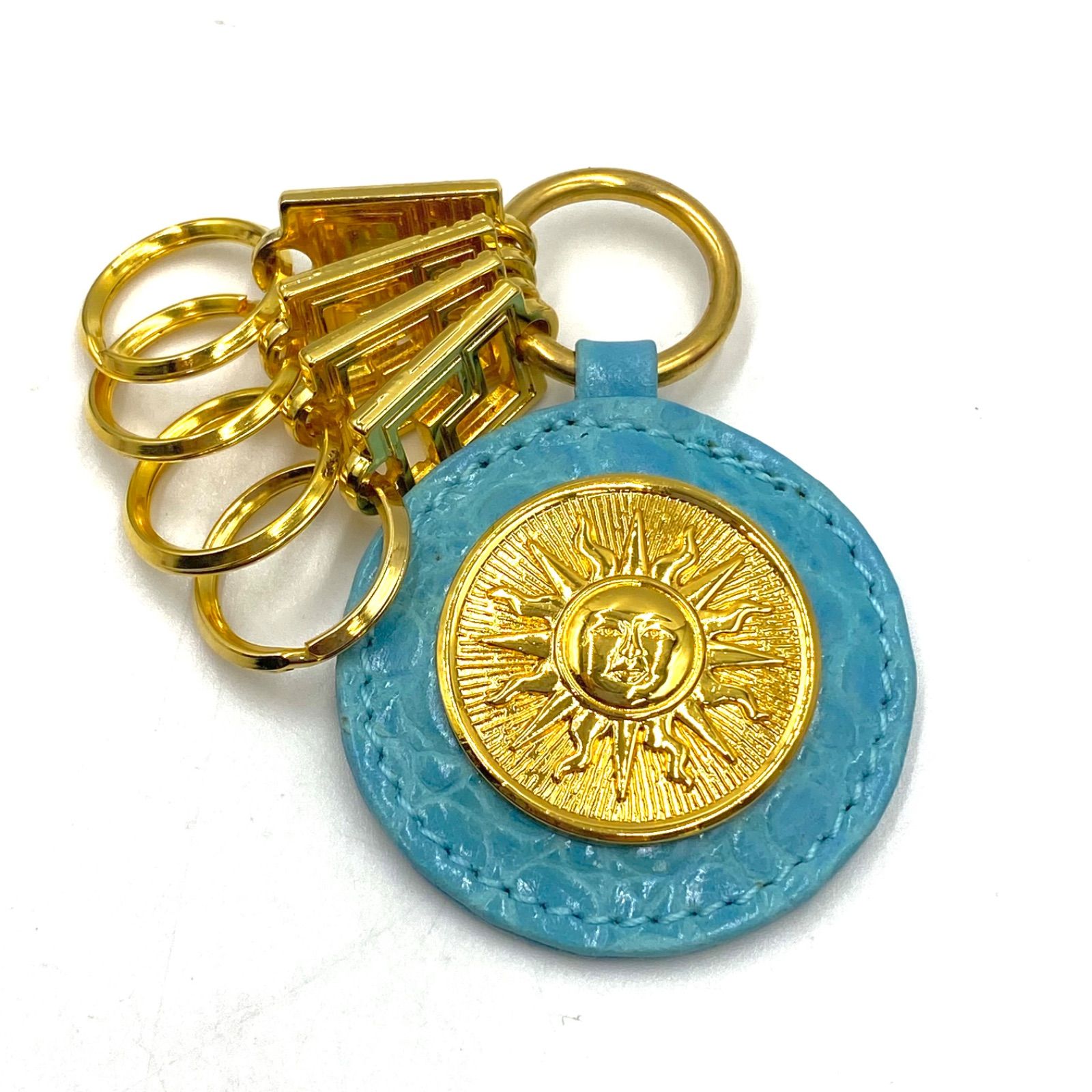 上 GIANNI VERSACE ジャンニヴェルサーチ ヴェルサーチェ キーホルダー キーリング キーチャーム ストラップ ゴールド ターコイズブルー 系 クロコ型押し レザー