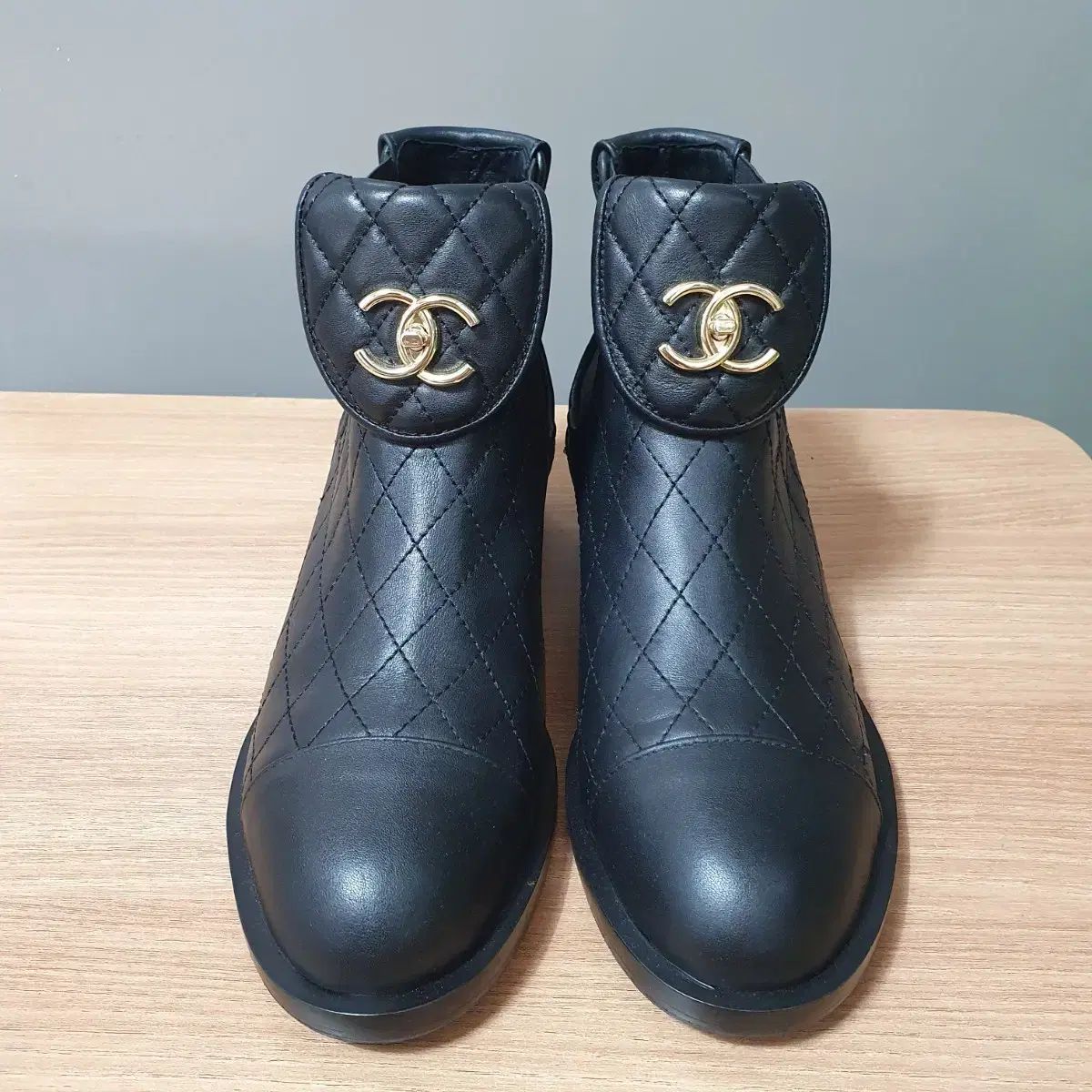 シャネル キルティング ブラック アンクル ブーツ - メルカリ