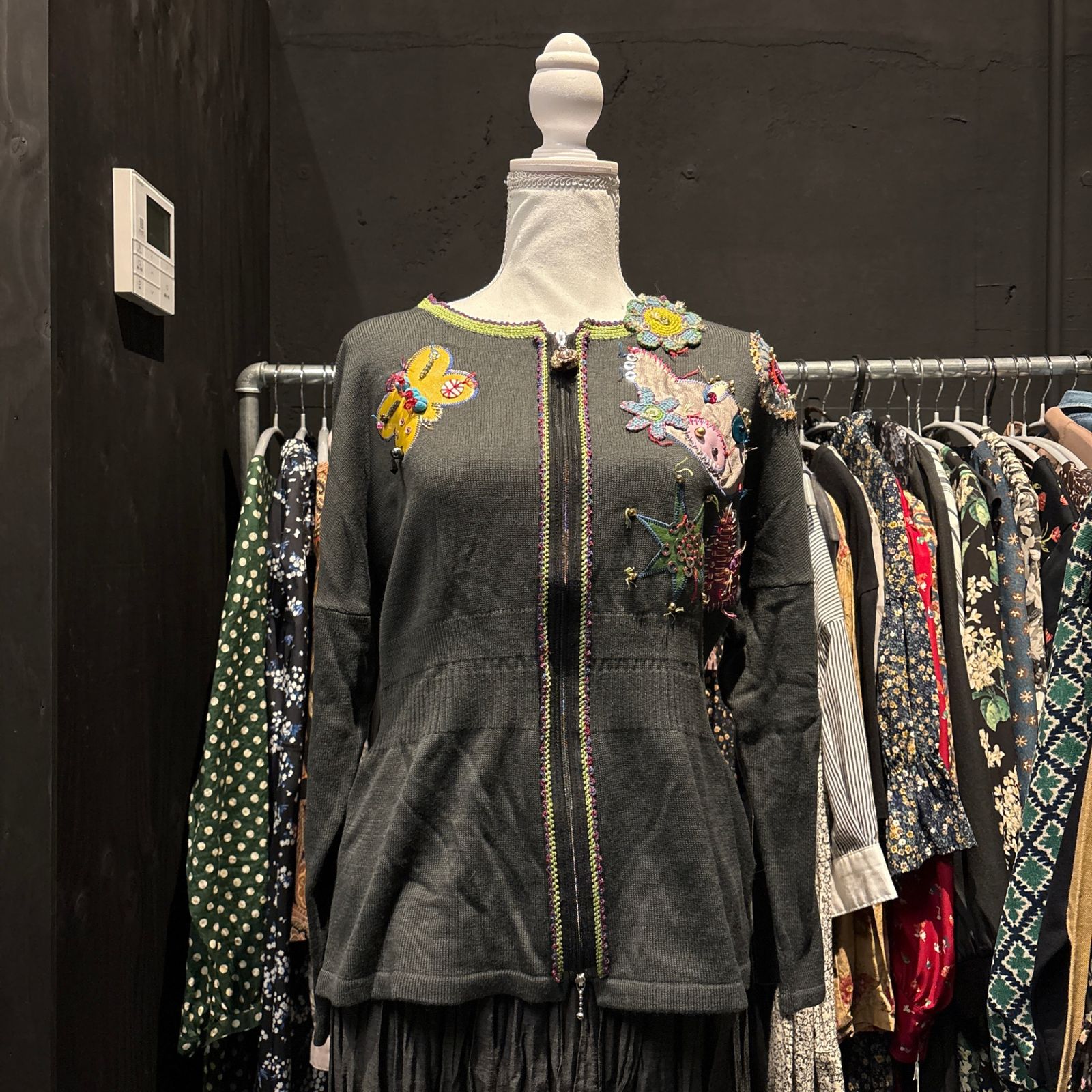 アルベロベロ OLLEBOREBLA オレボレブラ ブタさん スパンコール アップリケ ビジュー beads ビーズ 装飾 カシミヤ混 ダブルジップ カーディガン レディース お呼ばれ デート オフィスカジュアル 食事会