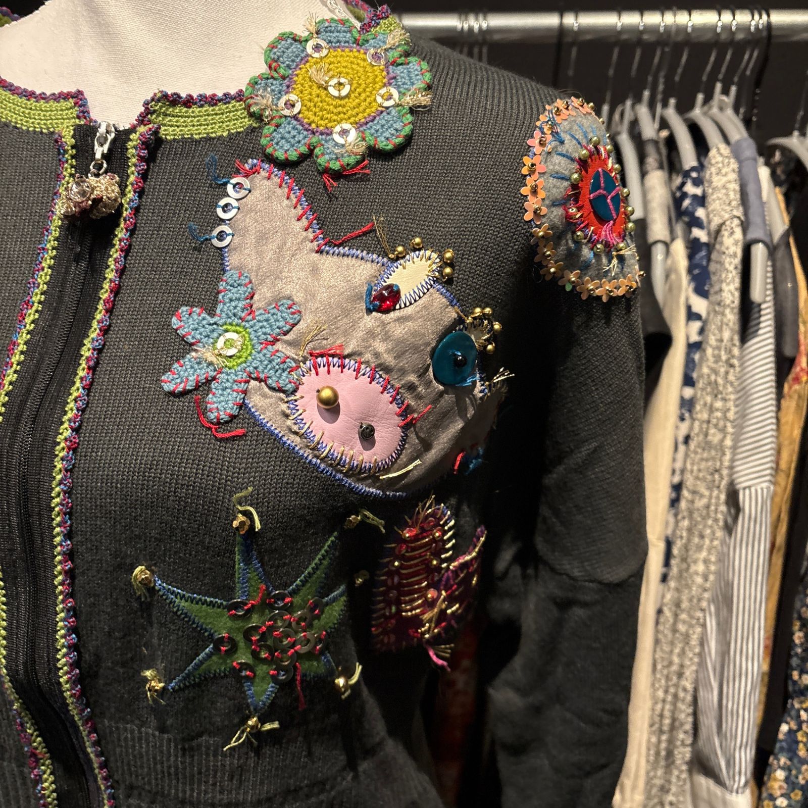 アルベロベロ OLLEBOREBLA オレボレブラ ブタさん スパンコール アップリケ ビジュー beads ビーズ 装飾 カシミヤ混 ダブルジップ カーディガン レディース お呼ばれ デート オフィスカジュアル 食事会