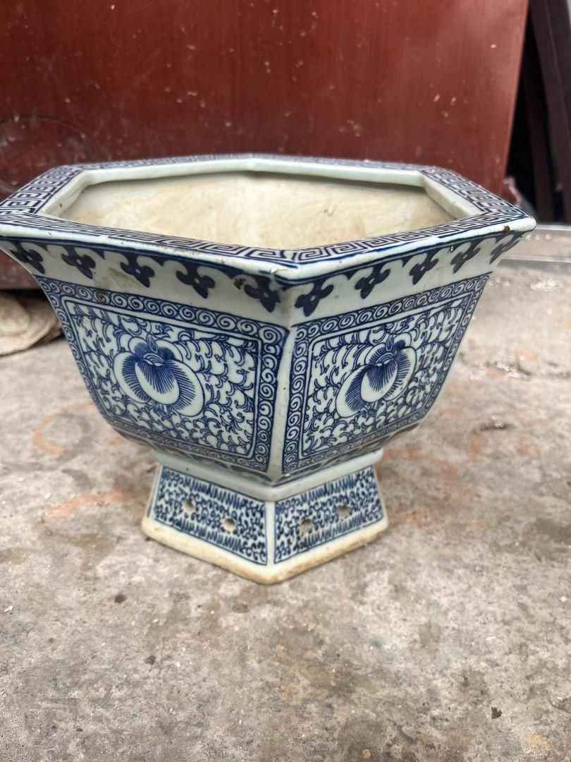 青花纏枝蓮六方鉢盆栽 工芸品 美術品 置物 - メルカリ