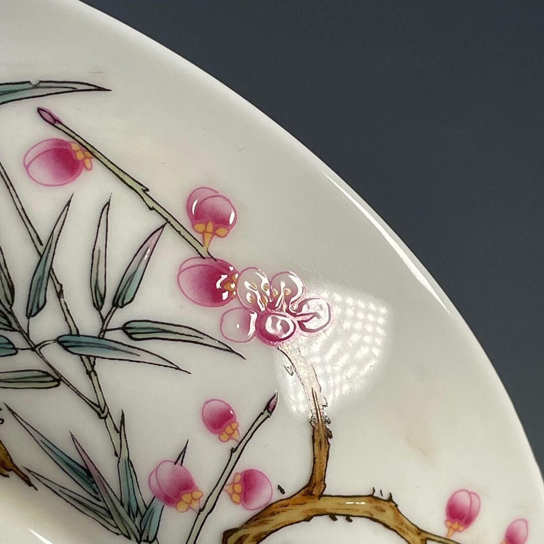 パステル梅花紋の賞盤 景徳鎮 陶磁器 装飾品 現代工芸品 美術品 置物