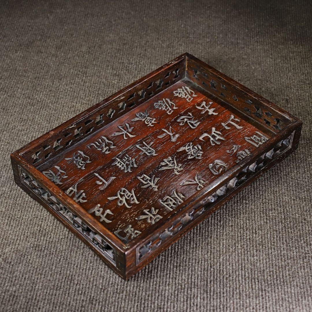 ナシの木の透かし彫りレース文字を刻んだ無垢材のティートレイ