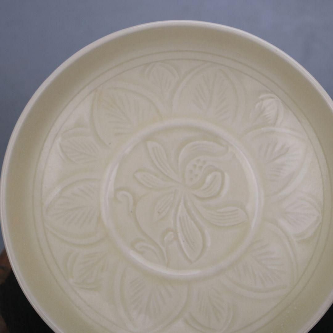 宋定窯暗刻纏枝花卉高足杯 景徳鎮 陶磁器 装飾品 工芸品 美術品 置物