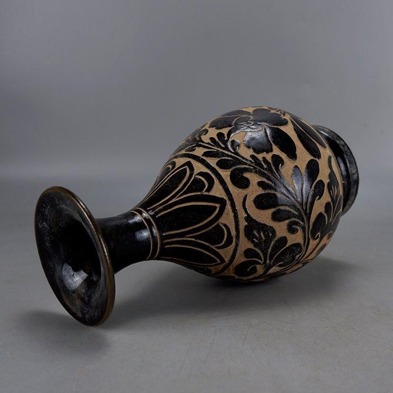宋吉州窯黒釉彫花蒜頭瓶  景徳鎮 陶磁器 装飾品 工芸品 美術品 置物 宋吉州窯黒釉彫花蒜頭瓶 景徳鎮 陶磁器 装飾品 工芸