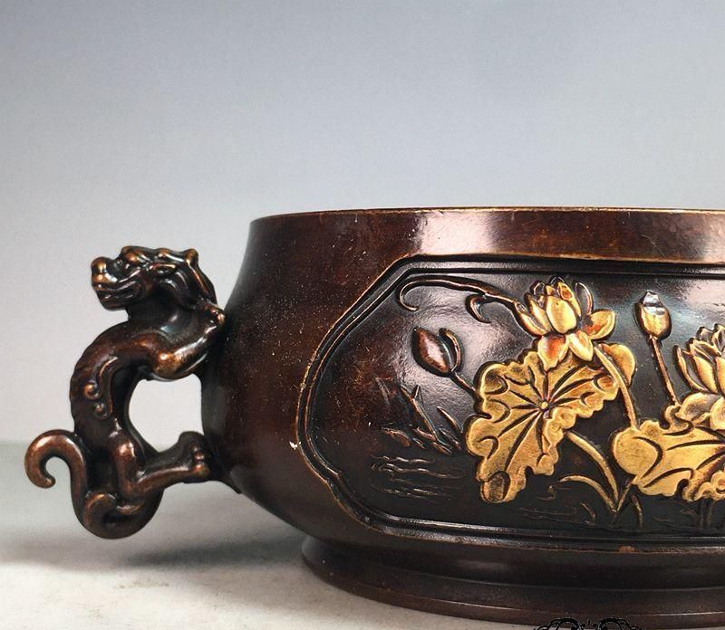 両耳鎏金浮彫り蓮華三脚香炉 仏具香道具 銅製品 工芸品 置物 両耳鎏金浮彫り蓮華三脚香炉 仏具香道具 銅製品 工芸品 置物 両耳鎏金