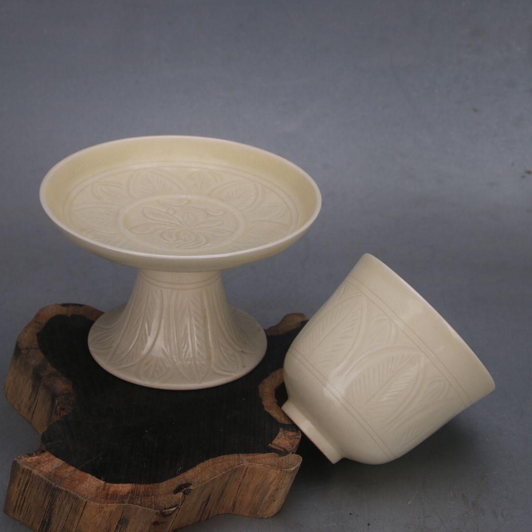 宋定窯暗刻纏枝花卉高足杯 景徳鎮 陶磁器 装飾品 工芸品 美術品 置物