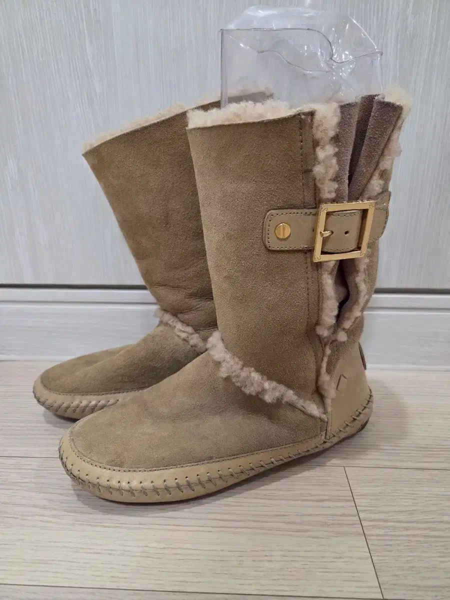 トリーバーチ シープスキン アグ ブーツ ベージュ 225 mm 小さい230