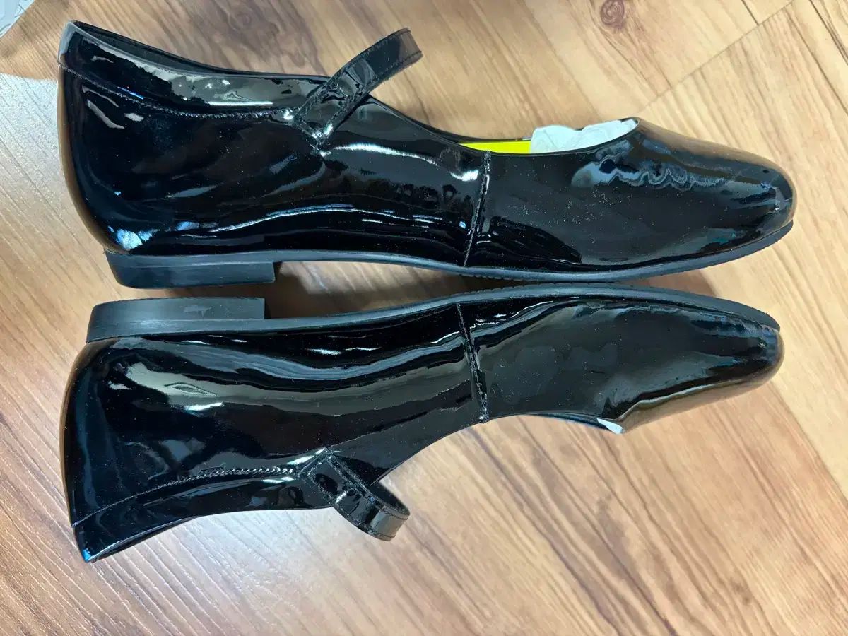 ソーダ エナメル メリージェーン 靴 ブラック フラットシューズ