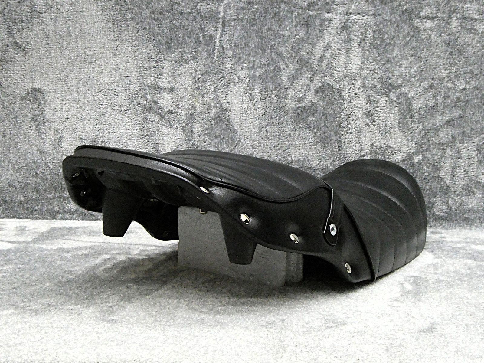 GSX400インパルス前期　黒皮ボタン タックロールシート/GK79A ～95年 GSX400インパルス 前期 鋲打ち 黒皮 タックロールシート/ GK79A ～95年