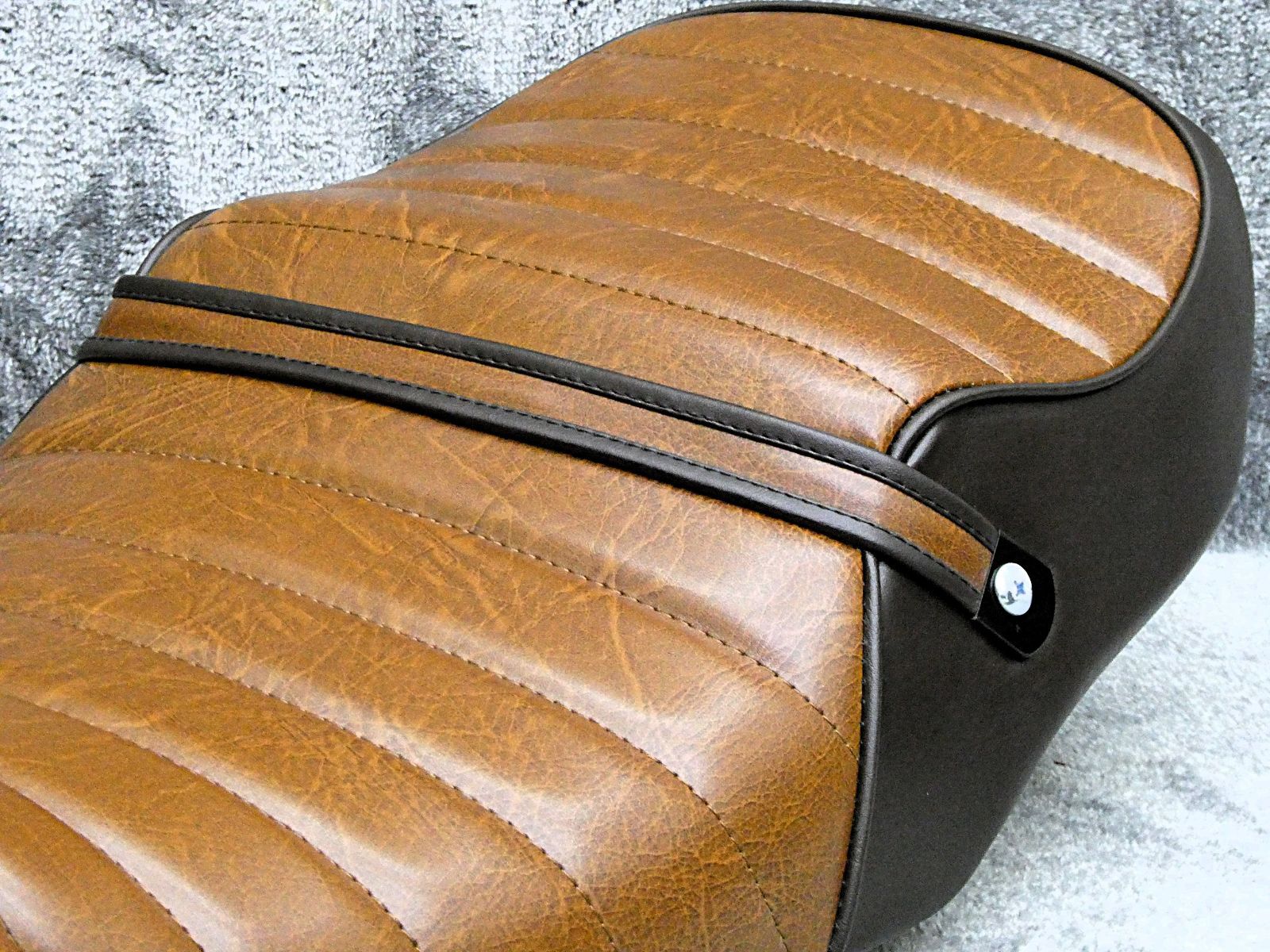 GSX400インパルス　前期　茶　タックロールシート/GK79A 前期～95年 GSX400インパルス 前期 黒皮 タックロールシート/ GK79A ～95年 完成品