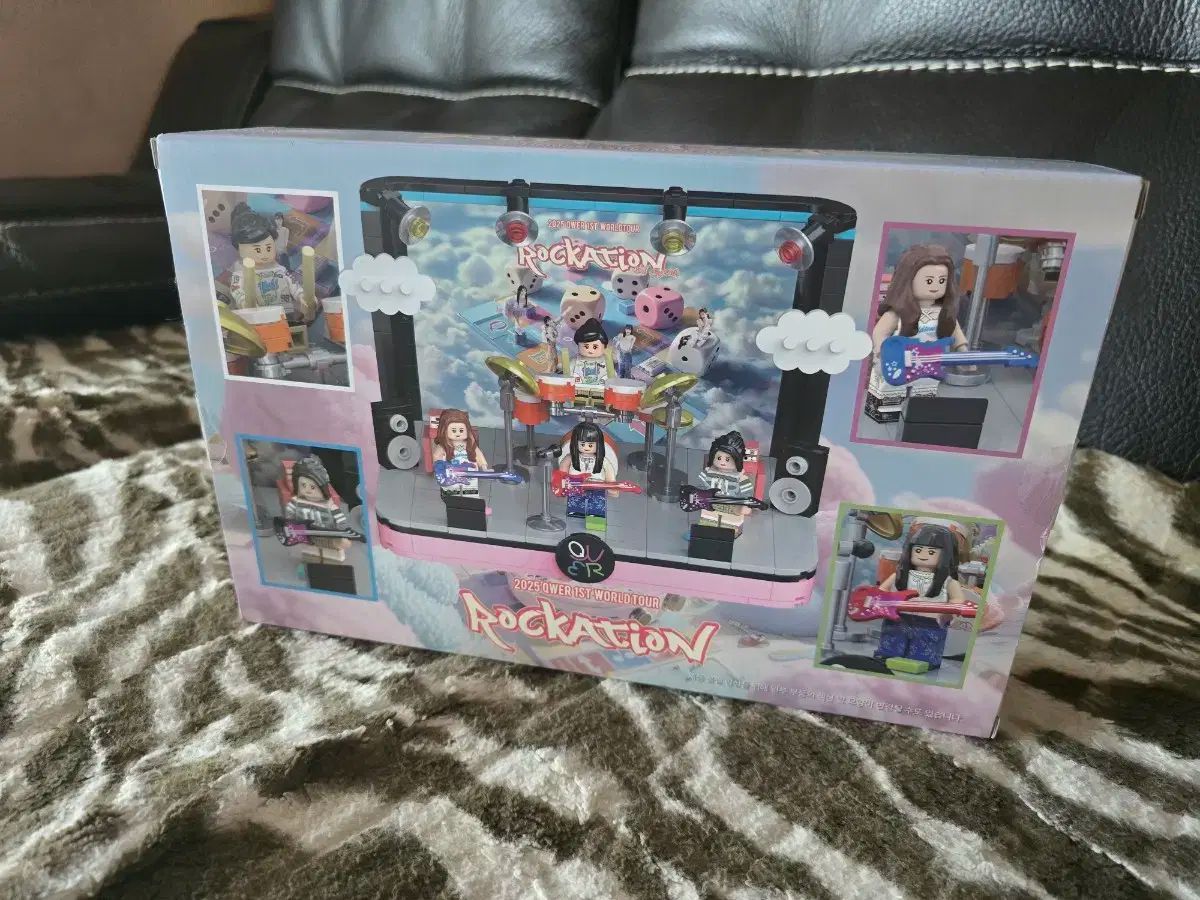 QWER ロックション ジオラマ スローガン